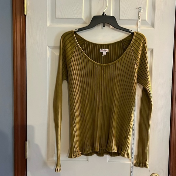 New-Knox Rose-L-olive green- ribbed,pull over, textured long sleeve shirt. - Picture 1 of 10
